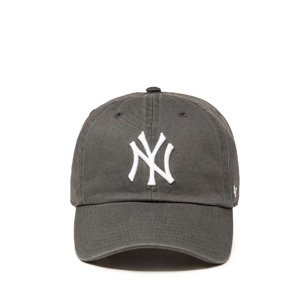 cotton baseball cap featuring the New York Yankees logo.